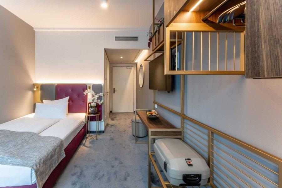 Plaza Premium 4*